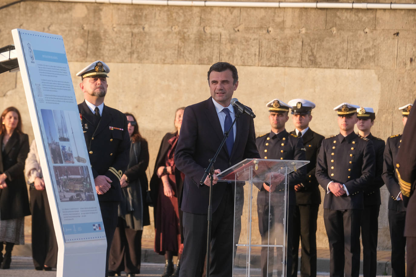 FOTOS: El antiguo palo mesana del &#039;Juan Sebastián de Elcano&#039; ya luce en la Punta San Felipe en Cádiz