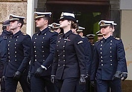 «¡Guapa, guapa!», así despide Cádiz a la guardiamarina Borbón Ortiz a la salida del Ayuntamiento