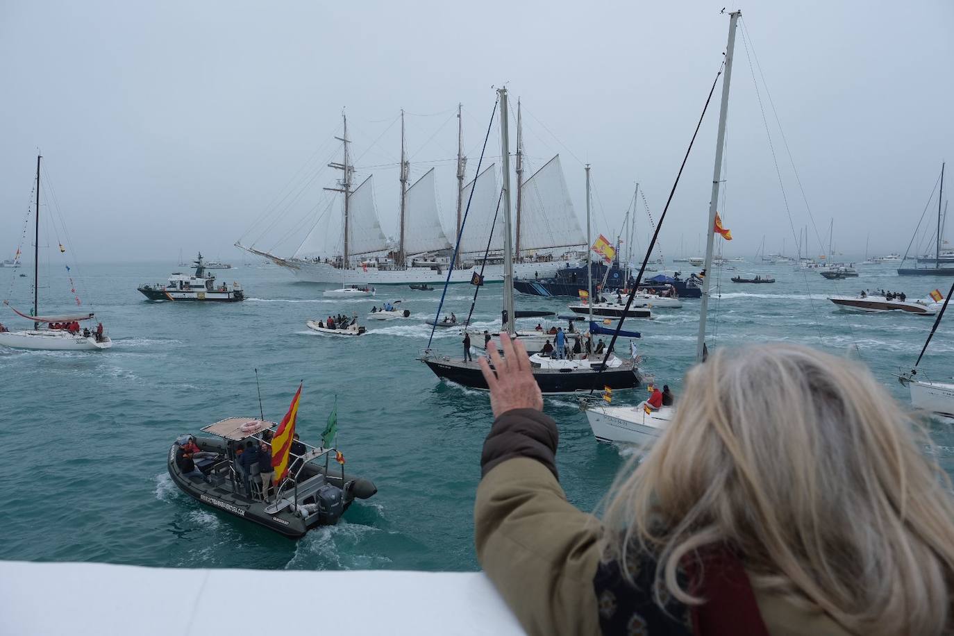 Fotos: Emoción real en una histórica salida del Juan Sebastián de Elcano desde Cádiz