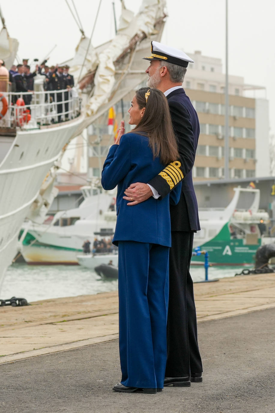 Fotos: Emoción real en una histórica salida del Juan Sebastián de Elcano desde Cádiz