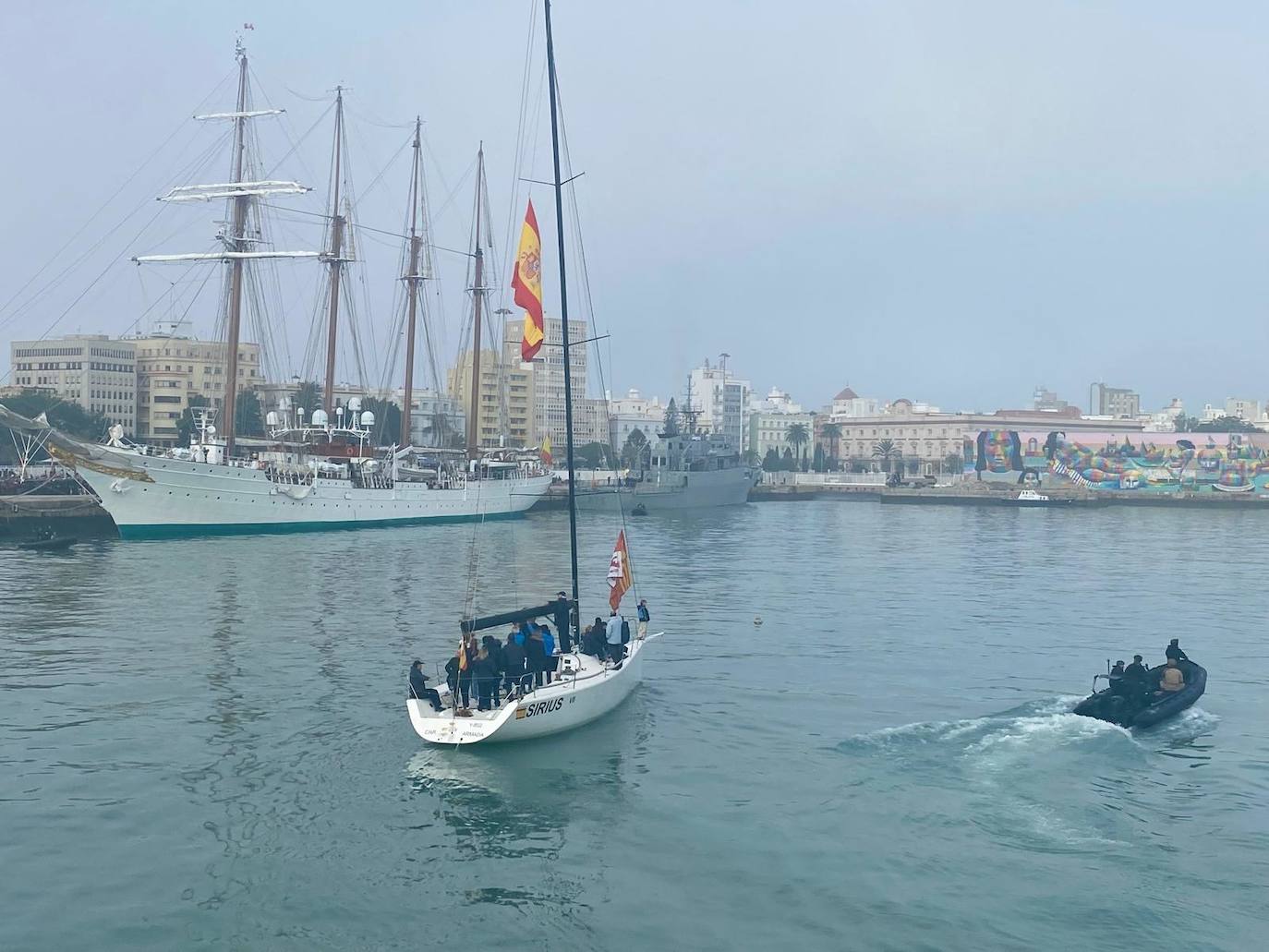 Fotos: Emoción real en una histórica salida del Juan Sebastián de Elcano desde Cádiz