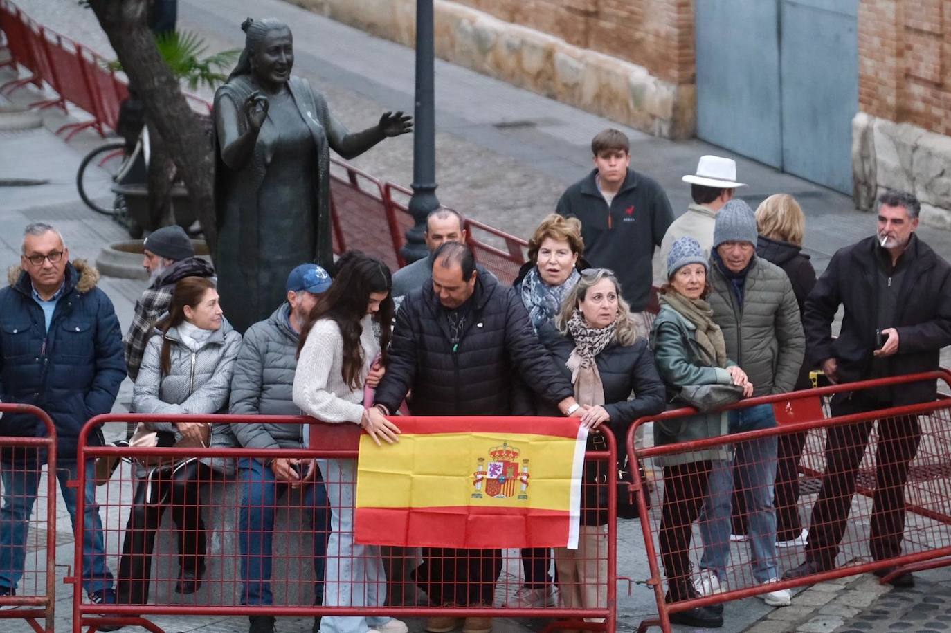 Fotos: Emoción real en una histórica salida del Juan Sebastián de Elcano desde Cádiz