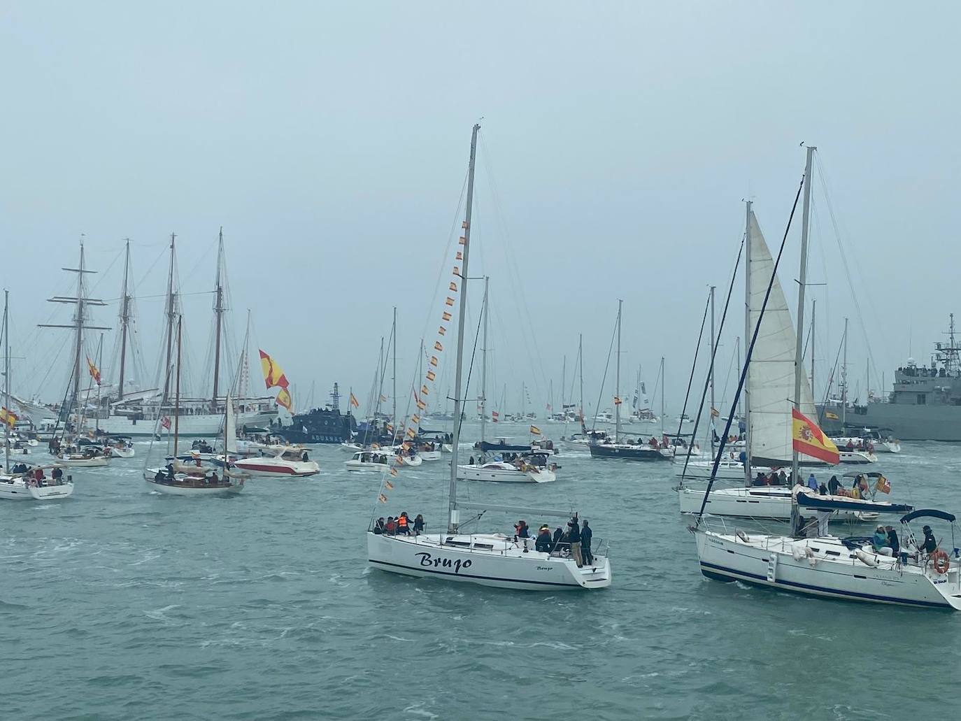 Fotos: Emoción real en una histórica salida del Juan Sebastián de Elcano desde Cádiz