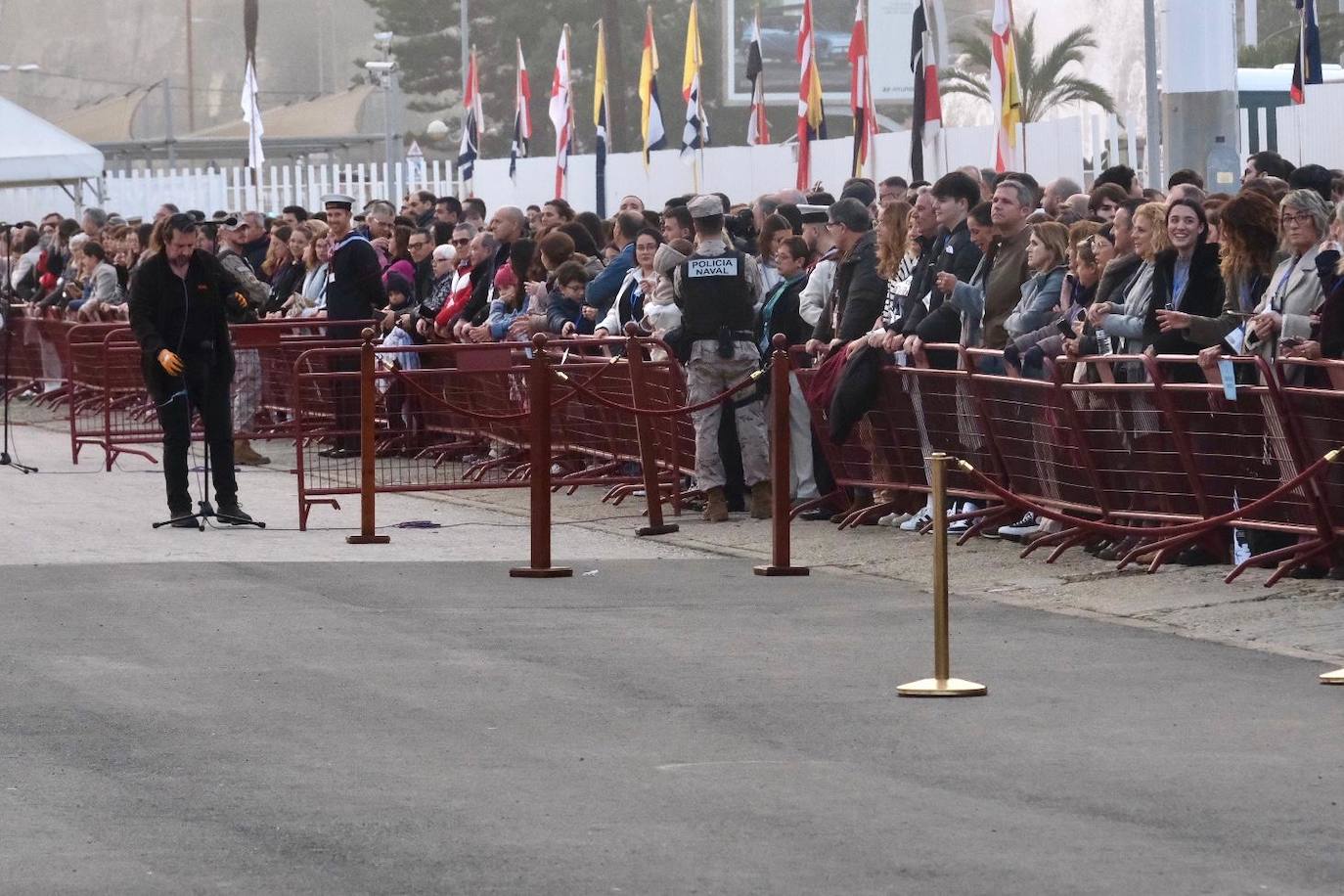 Fotos: Emoción real en una histórica salida del Juan Sebastián de Elcano desde Cádiz