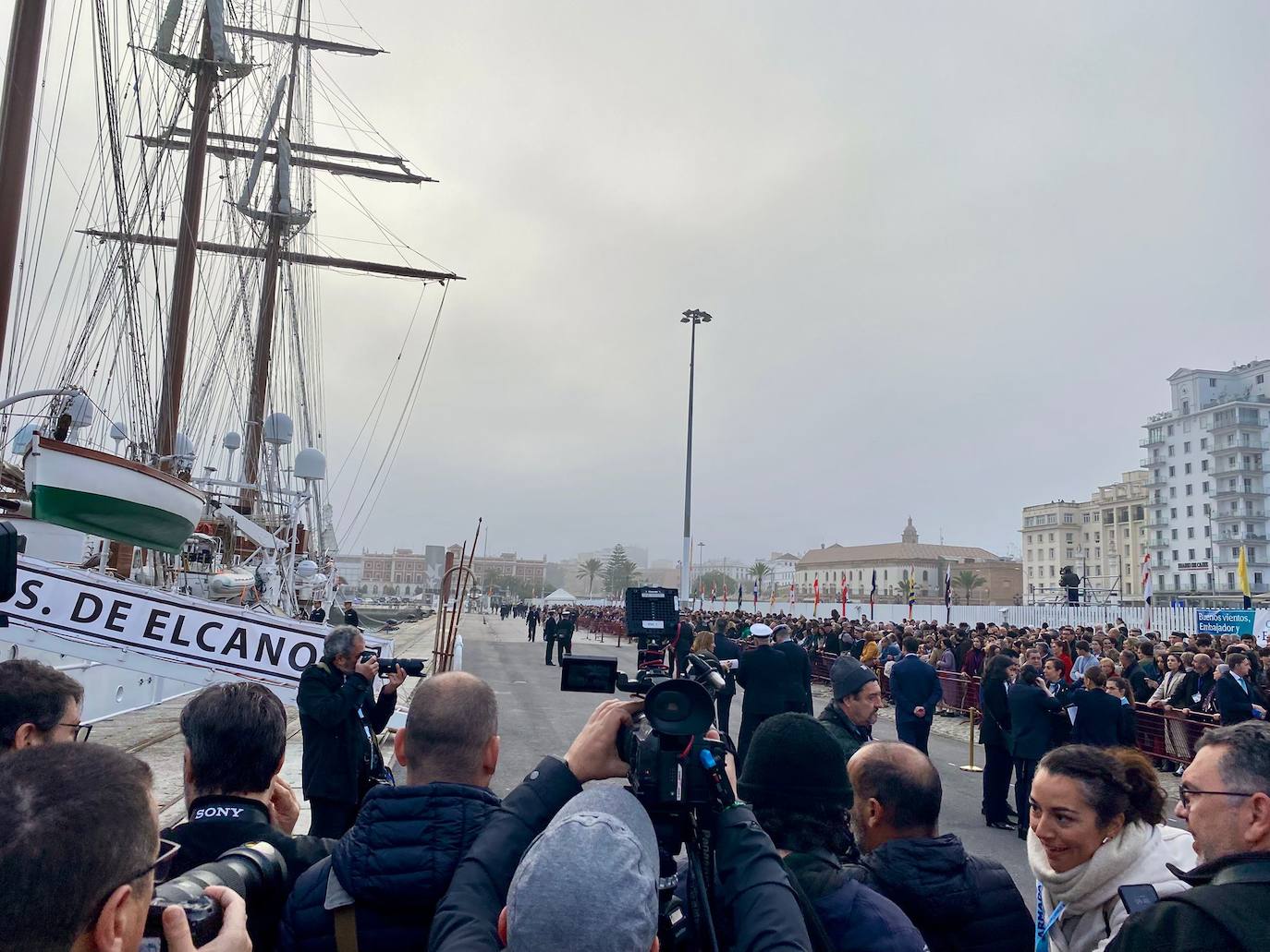 Fotos: Emoción real en una histórica salida del Juan Sebastián de Elcano desde Cádiz