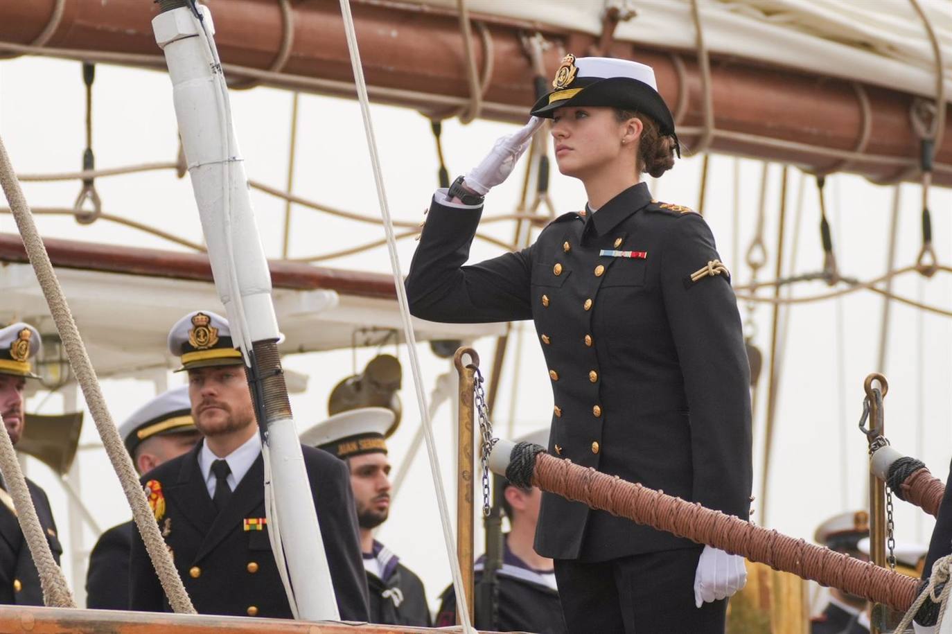 Fotos: Emoción real en una histórica salida del Juan Sebastián de Elcano desde Cádiz