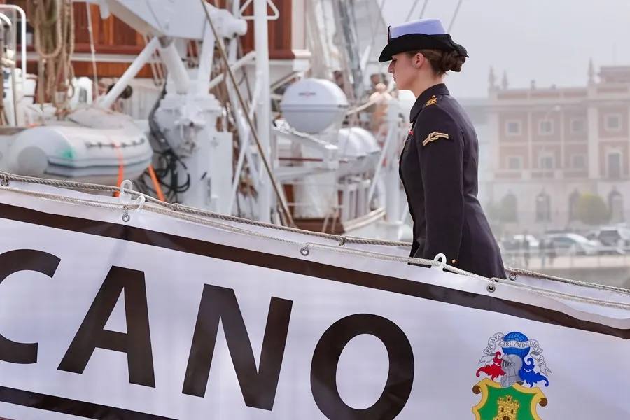 Fotos: Emoción real en una histórica salida del Juan Sebastián de Elcano desde Cádiz