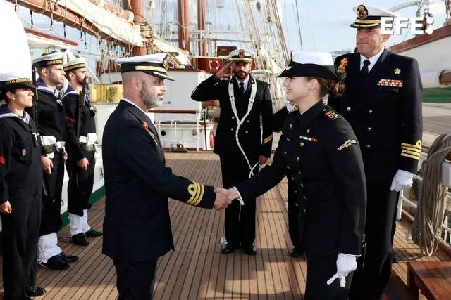 Fotos: Emoción real en una histórica salida del Juan Sebastián de Elcano desde Cádiz