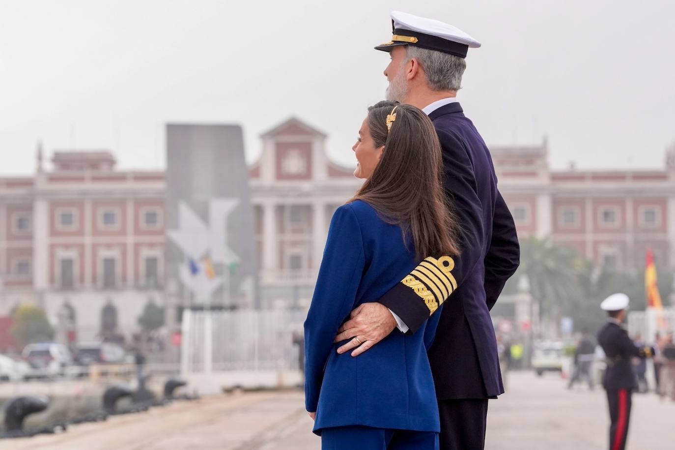 Fotos: Emoción real en una histórica salida del Juan Sebastián de Elcano desde Cádiz