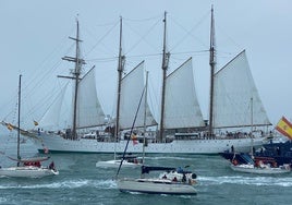 Impresionante despedida del Elcano desde el mar: Cádiz vuelve a declarar su amor por el buque escuela