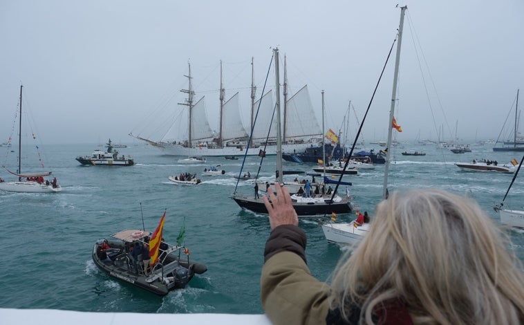 Imagen principal - Cádiz despide con honores y una unión indisoluble al Juan Sebastián de Elcano