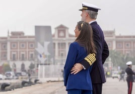 Así fue la salida del Juan Sebastián de Elcano con la princesa Leonor desde Cádiz