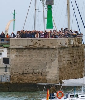 Imagen secundaria 2 - Impresionante despedida del Elcano desde el mar: Cádiz vuelve a declarar su amor por el buque escuela