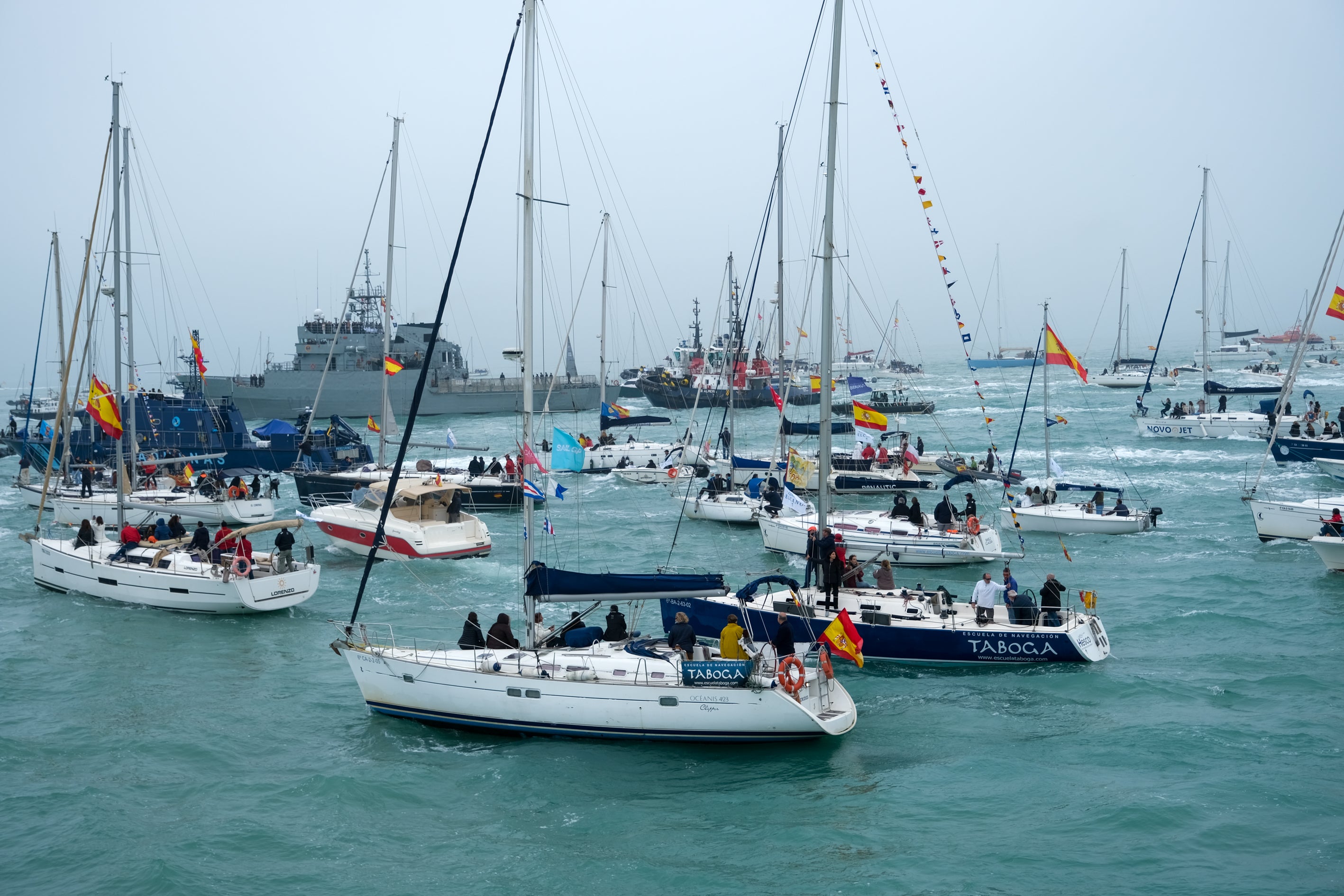 Imágenes de un día histórico en Cádiz: la Princesa Leonor ya navega en el Juan Sebastián de Elcano