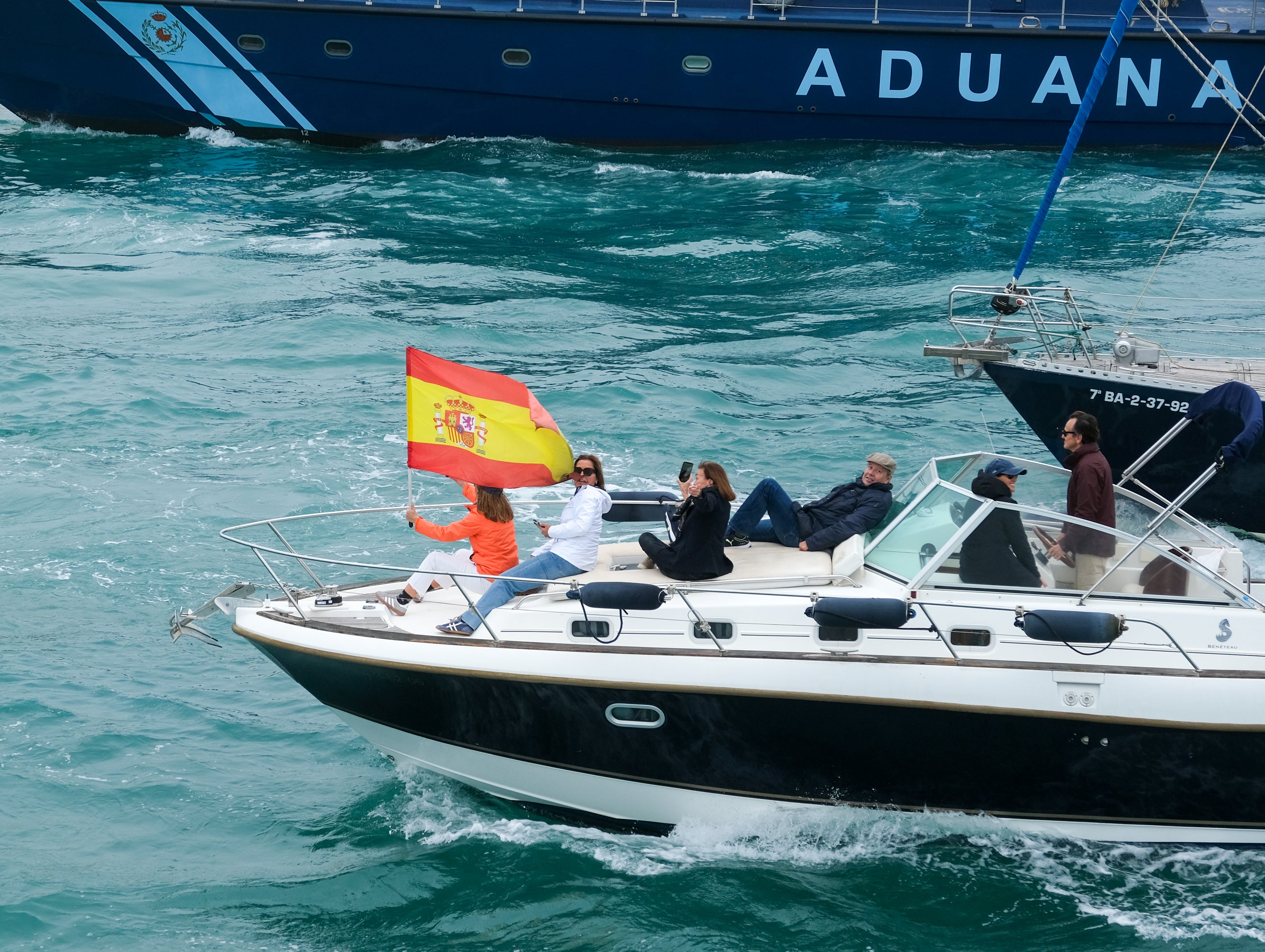 Imágenes de un día histórico en Cádiz: la Princesa Leonor ya navega en el Juan Sebastián de Elcano