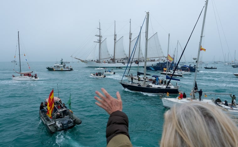 Imagen principal - Impresionante despedida del Elcano desde el mar: Cádiz vuelve a declarar su amor por el buque escuela