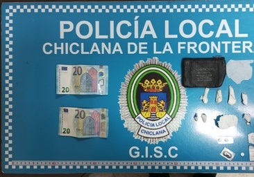 Intenta huir de la policía en Chiclana tras tirar en plena calle la cocaína y heroína que llevaba