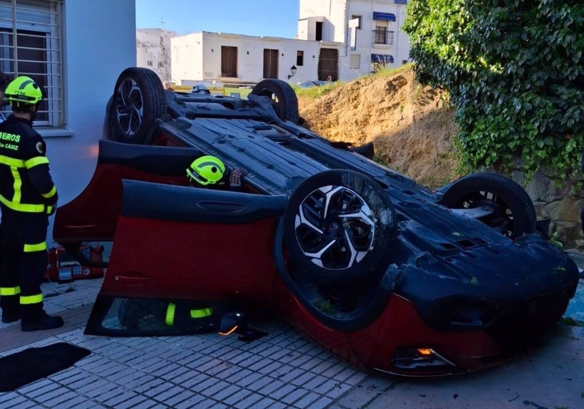 Un herido tras caer su vehículo por un terraplén de cuatro metros de altura en Conil