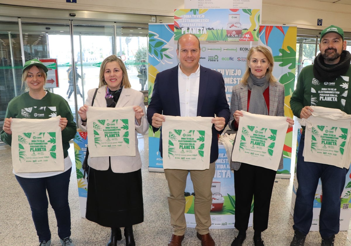 La campaña &#039;Dona vida al planeta&#039; recorre Cádiz para concienciar sobre el reciclaje