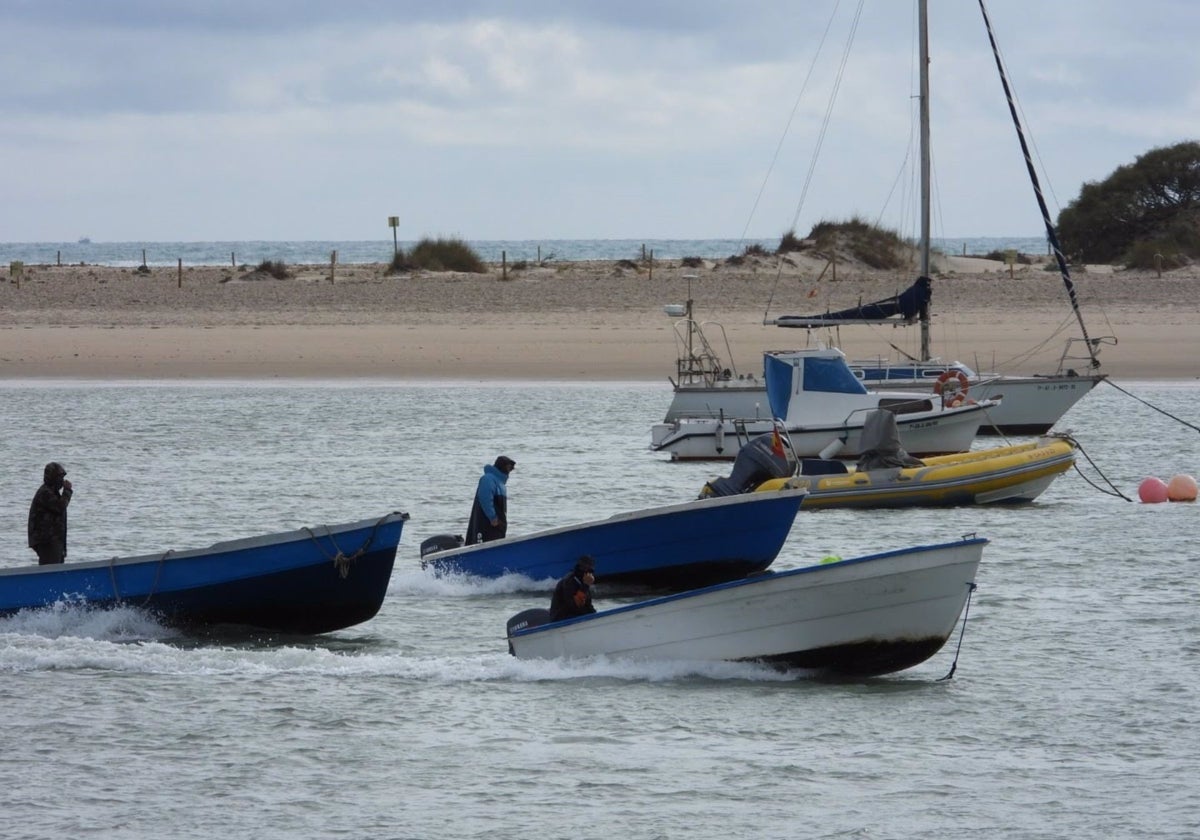 Petaqueros en embarcaciones pequeñas en las costas de Cádiz