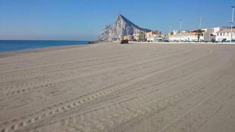 Imagen de la Playa de La Línea con el Peñón de fondo