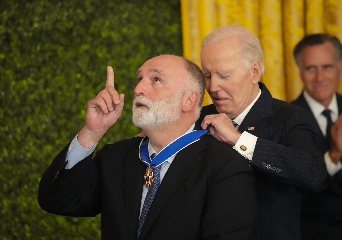 El chef José Andrés recibe de manos de Joe Biden la más alta distinción civil de Estados Unidos, la Medalla Presidencial de la Libertad