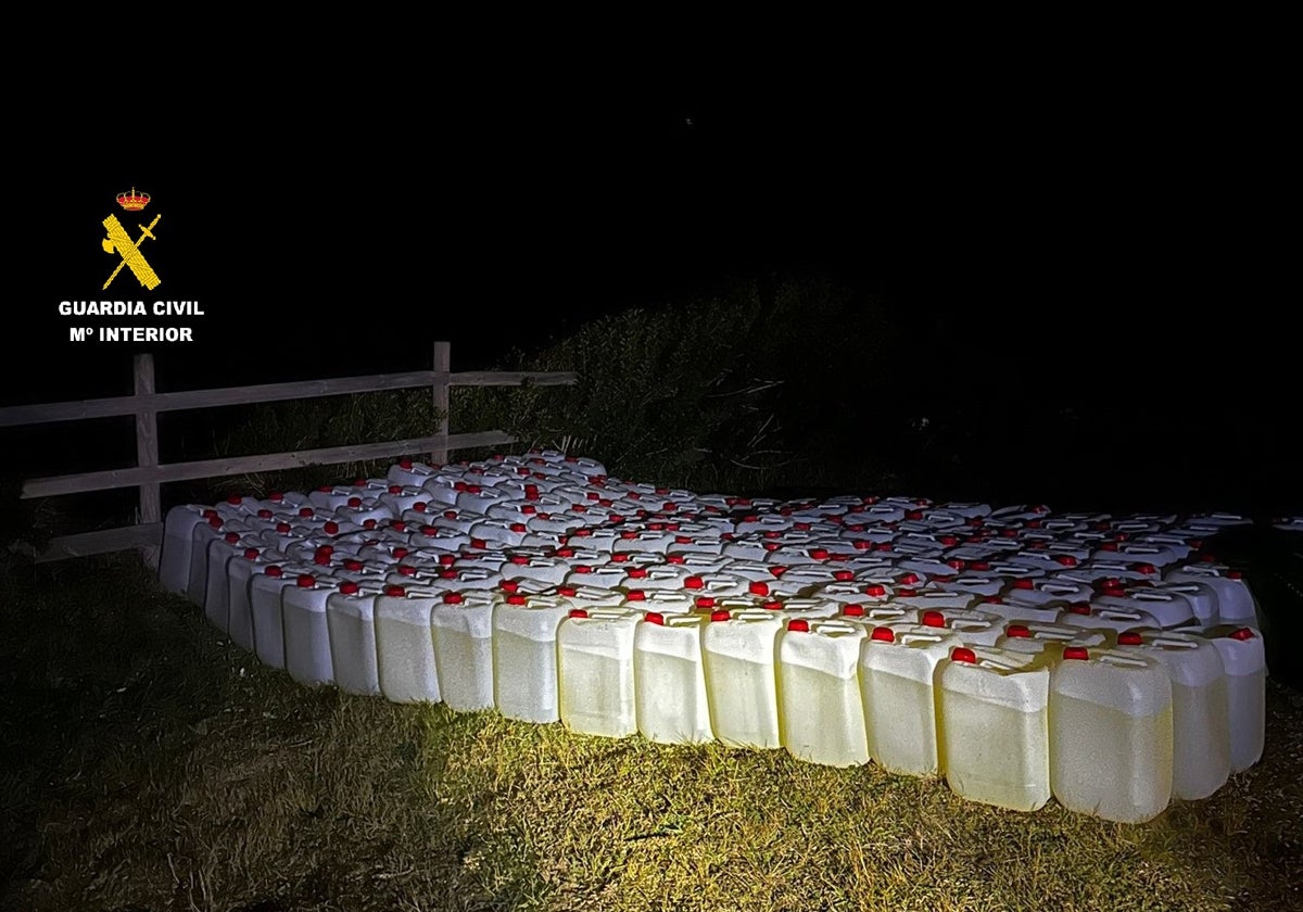 Garrafas intervenidas en la playa de Tarifa.