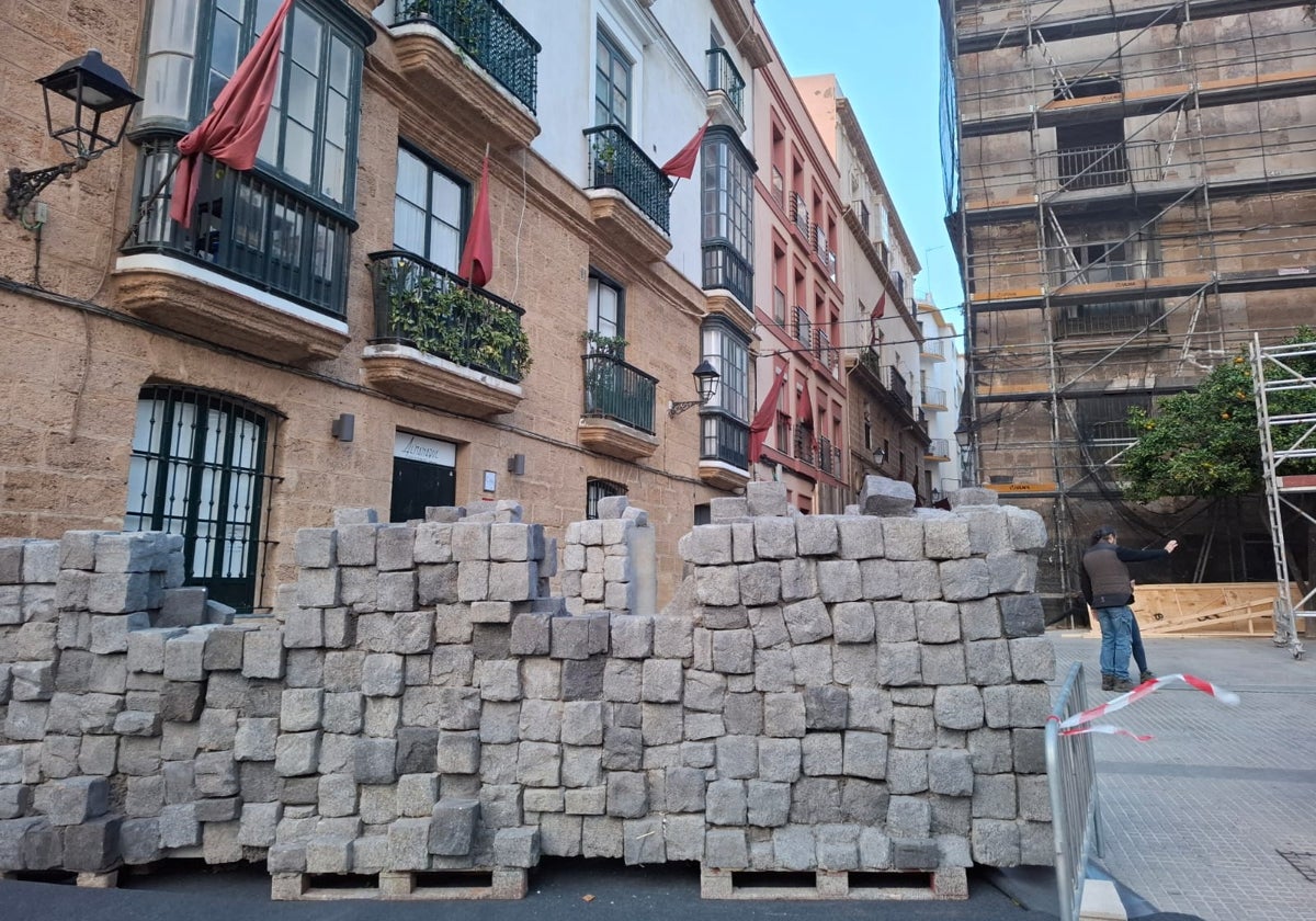 Barricada que se ha recreado en la plaza Argüelles.