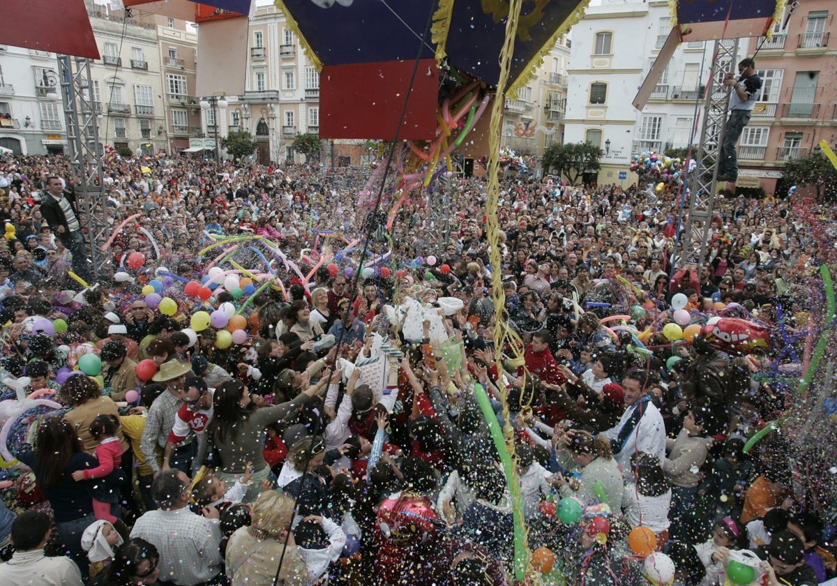 Domingo de Piñata en la Plaza de San Antonio para despedir el Carnaval de Cádiz 2007.