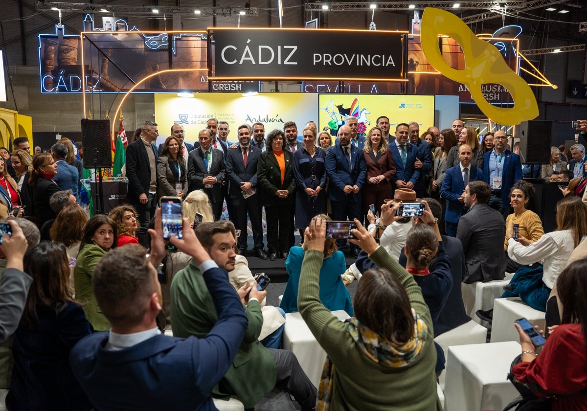 Foto de familia de los alcaldes con la presidenta de Diputación