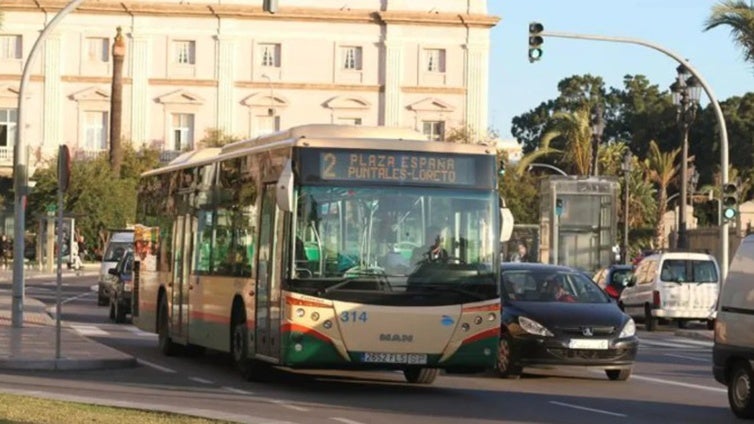 El Ayuntamiento de Cádiz va a asumir todo el coste de los autobuses hasta que las bonificaciones queden resueltas