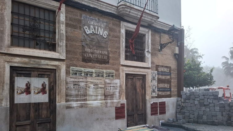 Vídeo: La Plaza Argüelles de Cádiz se engalana para ser escenario de la serie 'Young Sherlock'