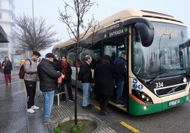 Los usuarios de autobús de Cádiz: «El Gobierno no mira por nosotros»