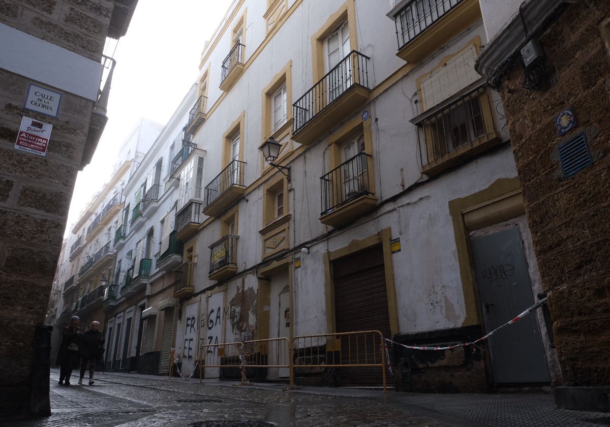 En estas fincas 17 y 19 de Sopranis se proyecta un establecimiento hotelero.