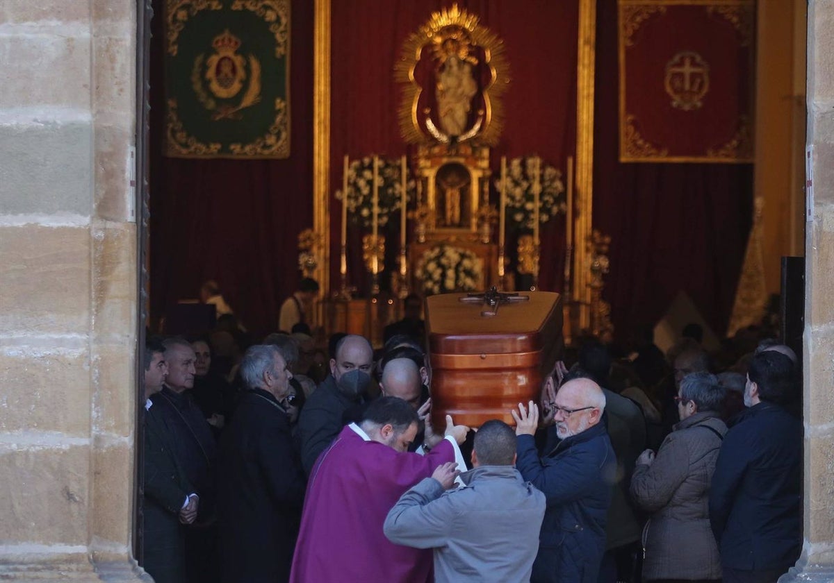 El féretro del sacristán Diego Valencia sale a hombros de la Iglesia de La Palma en enero de 2023.