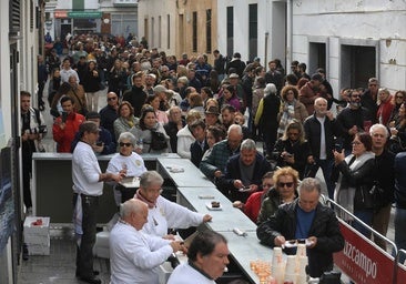 Numerosas personas aguardan cola para hacerse con un plato de erizos.