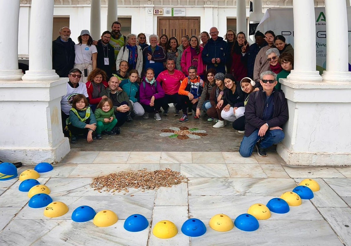 Foto de las personas participantes en esta iniciativa de recogida de residuos de La Caleta.