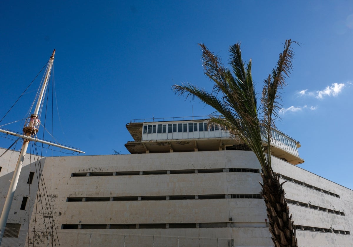 Edificio de Náutica, situado frente a la playa de La Caleta.