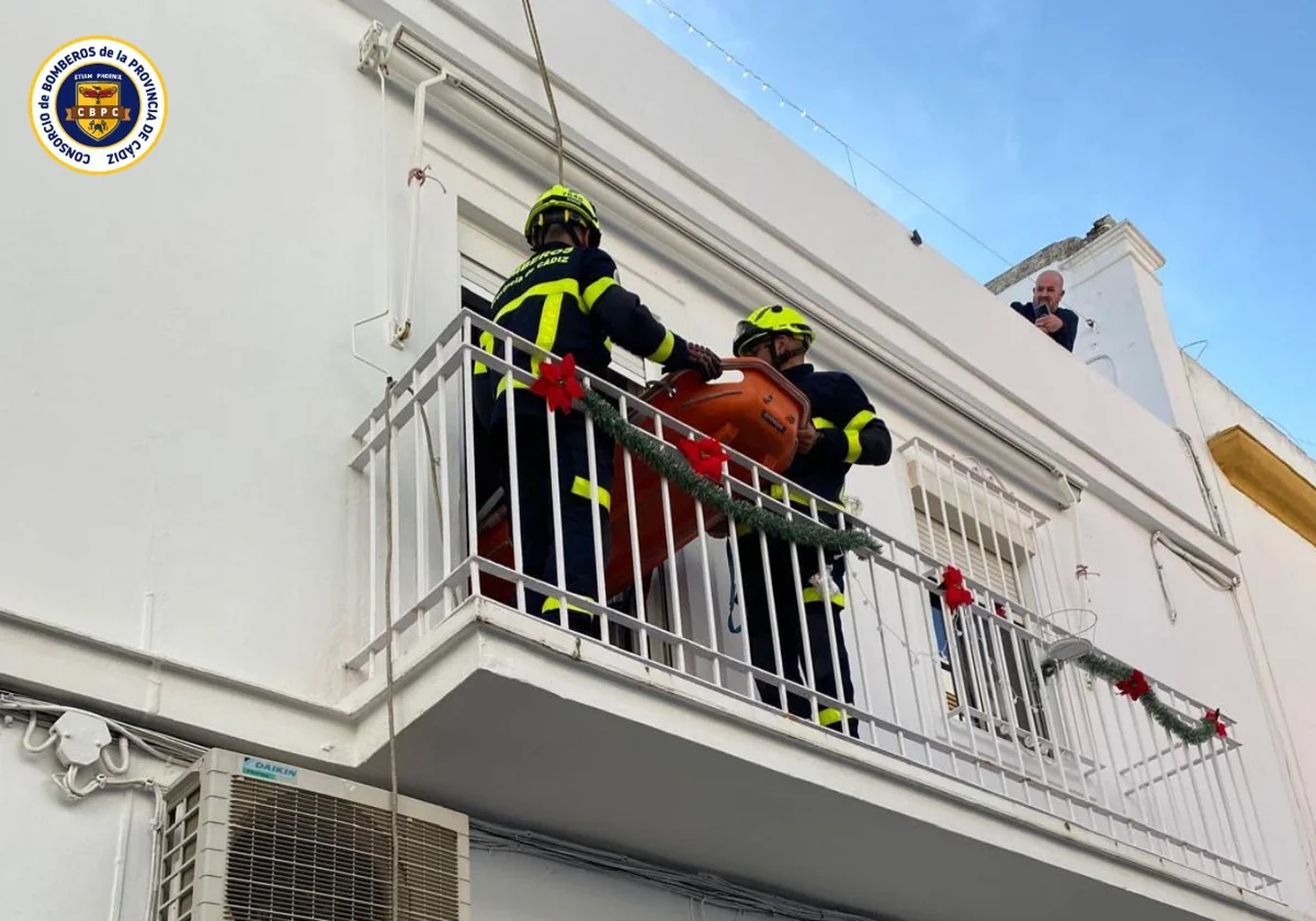 Imagen de archivo de una intervención de bomberos en calle Real