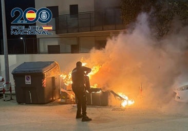 Seis encendedores, un bote de gas y acelerantes del fuego: el «material» de un vecino jerezano que quemaba los contenedores de basura