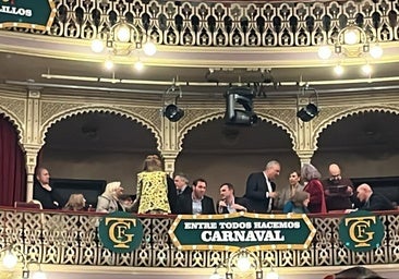 El ministro Óscar Puente llega al Falla y coincide con un pasodoble 'bomba' para él, las cosas del Carnaval de Cádiz...