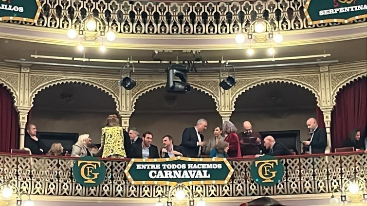 El ministro Óscar Puente llega al Falla y coincide con un pasodoble 'bomba' para él, las cosas del Carnaval de Cádiz...