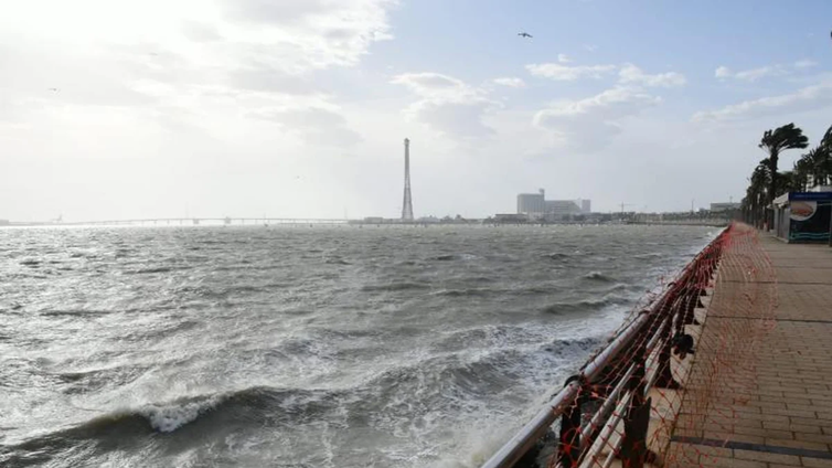 El tiempo: Cádiz esquiva la dureza de la borrasca Ivo que se ceba en el Cantábrico que está en alerta roja