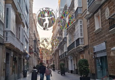 Cádiz recupera las luces de Carnaval en sus principales calles