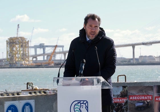 El ministro Óscar Puente, desde el atril en la visita a las obras en Cádiz.