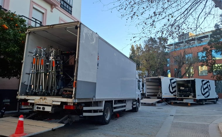 Imagen principal - Barricadas y banderas en un Cádiz revolucionario que emula a París para el rodaje de &#039;Young Sherlock&#039;