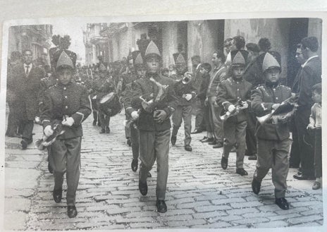 Imagen secundaria 1 - 1. Francisco Franco dialoga durante la comida de recepción que dio al Batallón con los responsables de la banda, entre ellos, José Calvo, con traje gris y corbata a la derecha de la imagen. 2. Desfile por Cádiz del Batallón con José Calvo, con traje, abrigo y corbata a la izquierda de la imagen pastoreando a la banda de música. 3. El Batallón también participaba en las fiestas típicas con su chirigota.