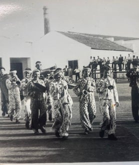 Imagen secundaria 2 - 1. Francisco Franco dialoga durante la comida de recepción que dio al Batallón con los responsables de la banda, entre ellos, José Calvo, con traje gris y corbata a la derecha de la imagen. 2. Desfile por Cádiz del Batallón con José Calvo, con traje, abrigo y corbata a la izquierda de la imagen pastoreando a la banda de música. 3. El Batallón también participaba en las fiestas típicas con su chirigota.