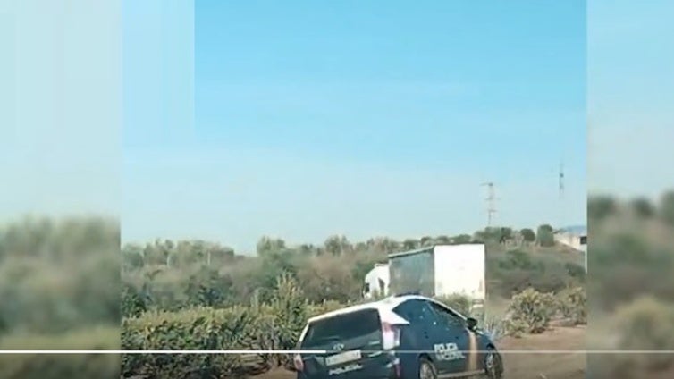 Un camión con droga, interceptado tras arrollar a una patrulla, impactar con el guardavías y atravesar la mediana en una peligrosa maniobra en la autovía