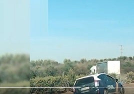 Un camión con droga, interceptado tras arrollar a una patrulla, impactar con el guardavías y atravesar la mediana en una peligrosa maniobra en la autovía